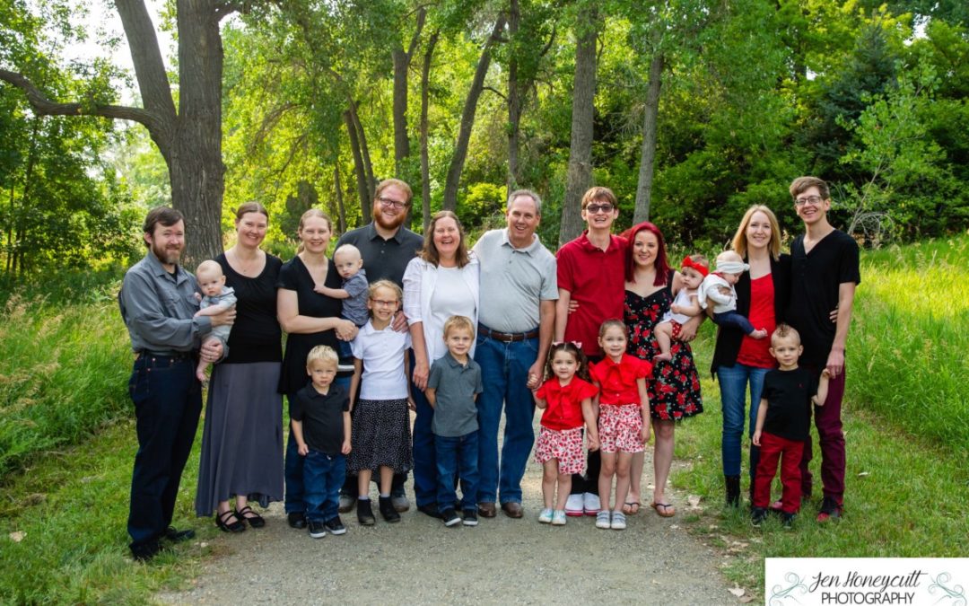 The {H} extended family photo session of 20 at Fly’N B park in Highlands Ranch by Littleton photographer