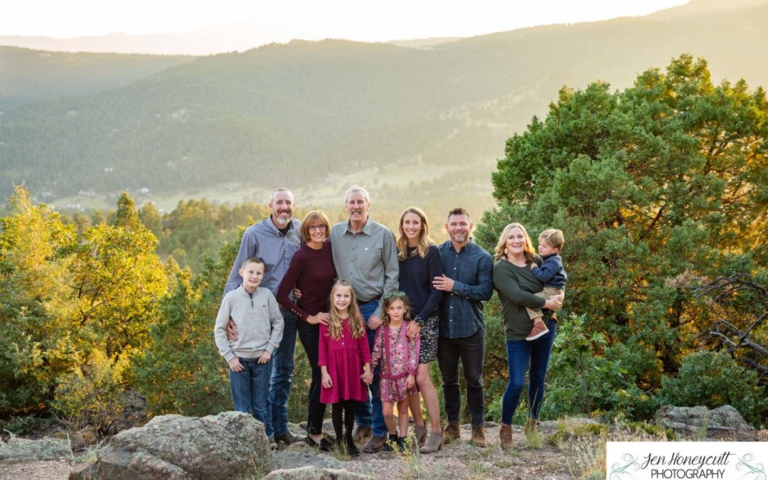 The {M} extended family of 10 at Mt. Falcon park by Littleton photographer