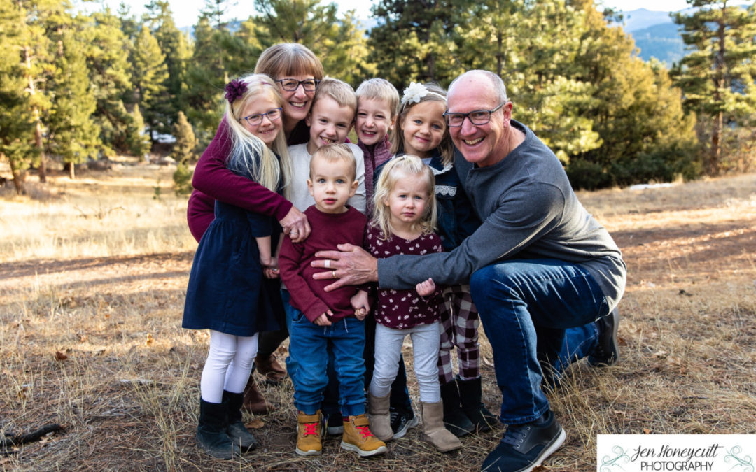 The {S} extended family photo session at Mt. Falcon park by Littleton, Colorado photographer
