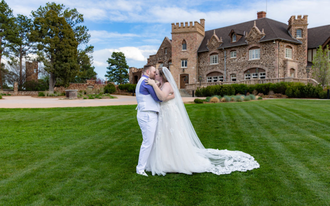 The {L} extended family & elopement photo session by Littleton wedding photographer at the Highlands Ranch Mansion